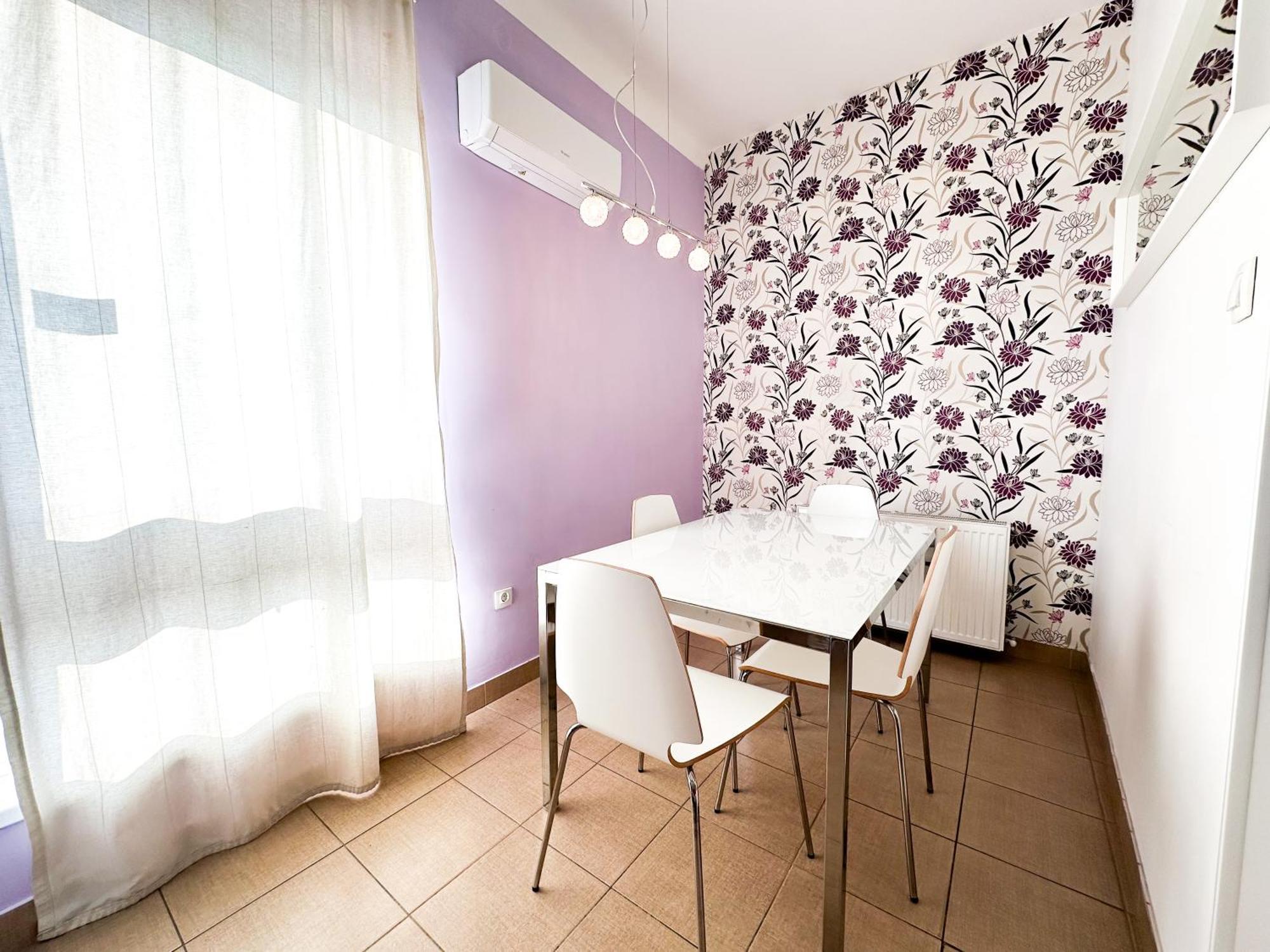 Apartment Cozy 1br With Skyline View - Purple Skyline Budapest